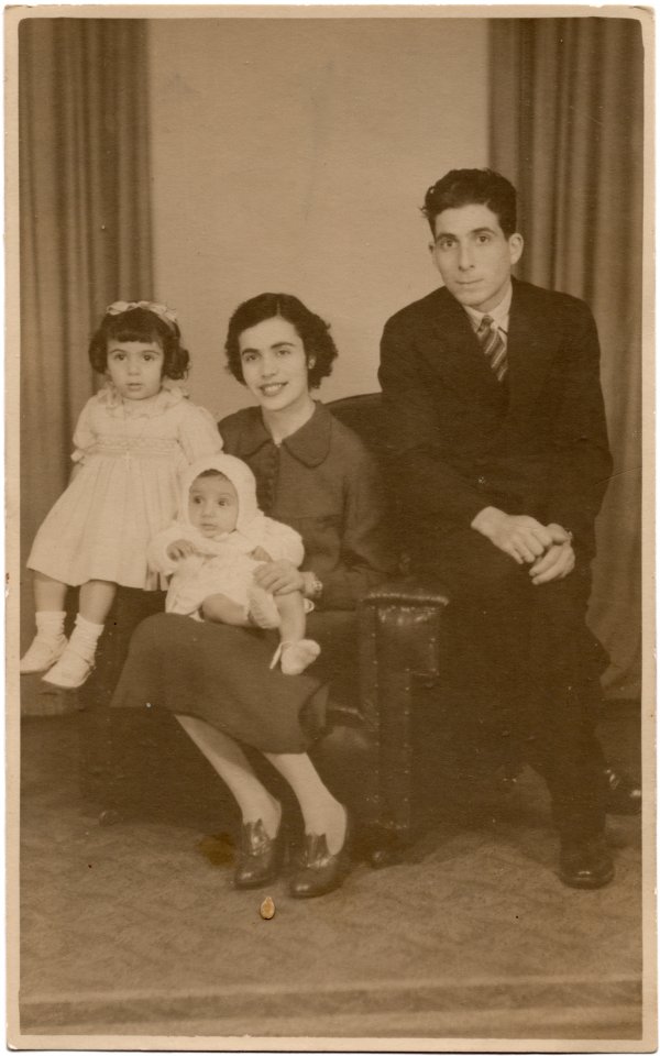 1939da-melburnda-bir-studyoda-cekilen-aile-fotografi.jpg