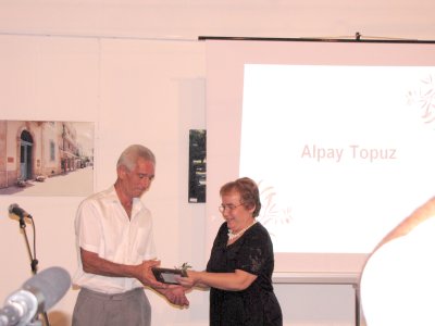 alpay-topuz-2009-yilinda-iki-toplumdan-barisseverler-tarafindan-onore-edilmisti.jpg