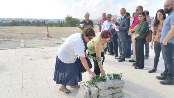 oncelikli-sayfa-16-maria-yeorgiadu-ve-sevilay-berk-atalassadaki-toplu-mezara-cicek-koyarken.jpg