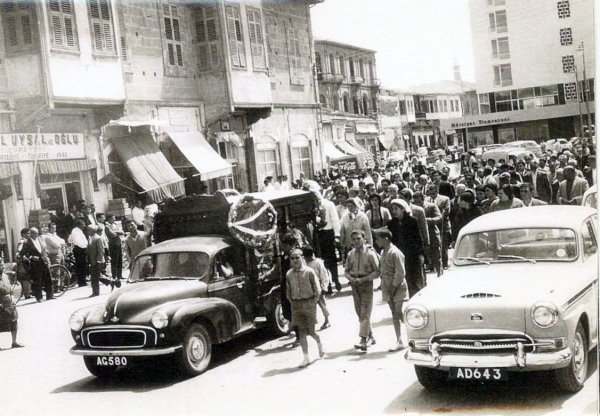 oncelikli-sayfa-17-ayhan-hikmet-ve-ahmet-muzaffer-gurkanin-cenaze-toreni-foto-tuncer-bagiskan-arsivinden.jpg