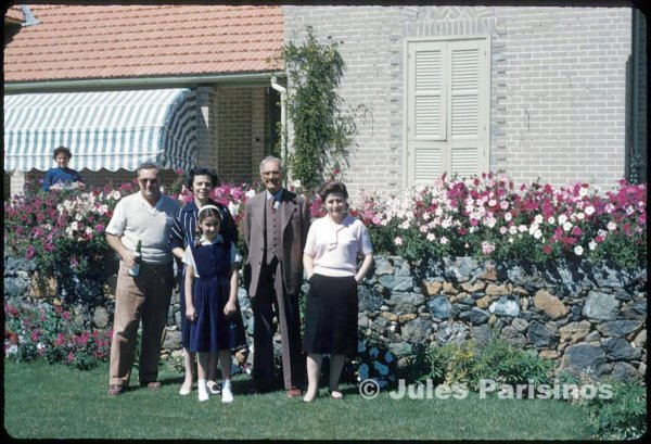 oncelikli-sayfa-17-dr-ksanthos-yaninda-esi-anna-onunde-kizi-titina-parisinos-ailesiyle-1959da-amiyantodaki-evlerinde-foto-jules-parisinos.jpg