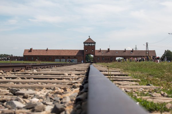 sayfa-17-auschwitz-toplama-kampi-simdilerde-bir-ani-merkezi.jpg