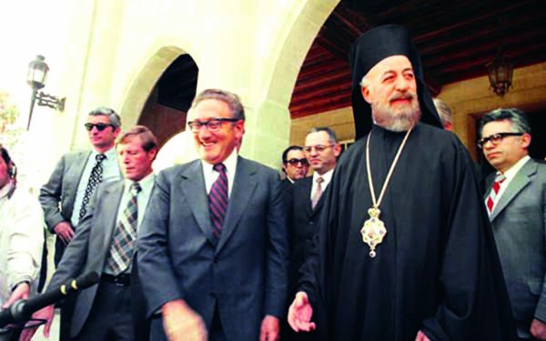 sayfa-17-kissinger-ve-makarios.jpg